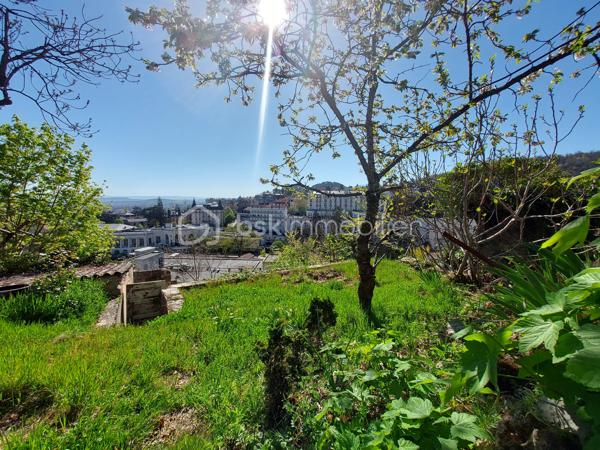 ✨ Appartement T3 souplex avec jardin et vue exceptionnelle à Royat ✨

Situé sur la commune prisée de Royat, à proximité immédiate de Clermont-Ferrand, venez découvrir ce charmant appartement T3 d’environ 51 m² + 12 M2, niché en rez-de-chaussée d’un immeuble des années 1950.

Dès l’entrée, vous serez séduit par une distribution fonctionnelle :

un salon lumineux,
une cuisine indépendante,
Une chambre confortable,
une salle d’eau avec WC.


À l’extérieur, les atouts sont rares et recherchés :
Pièce supplémentaire en souplex Servant de chambre actuellement ( 12 M2)
🌿 un jardin partagé pour profiter des beaux jours,
🌅 un balcon offrant une vue exceptionnelle,
🚗 une place de parking.

L’exposition Est-Ouest garantit une belle luminosité tout au long de la journée.

Le chauffage est au gaz ( chaudière de 2019) et le logement est classé DPE E .

L'électricité, les Huisseries et la façade de l'immeuble ont été rénovés en 2019- 2020.

💡 Un bien idéal aussi bien pour une résidence principale que pour un investissement, dans un secteur calme et recherché, à deux pas des commodités et des thermes.