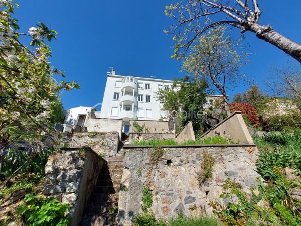 ✨ Appartement T3 souplex avec jardin et vue exceptionnelle à Royat ✨

Situé sur la commune prisée de Royat, à proximité immédiate de Clermont-Ferrand, venez découvrir ce charmant appartement T3 d’environ 51 m² + 12 M2, niché en rez-de-chaussée d’un immeuble des années 1950.

Dès l’entrée, vous serez séduit par une distribution fonctionnelle :

un salon lumineux,
une cuisine indépendante,
Une chambre confortable,
une salle d’eau avec WC.


À l’extérieur, les atouts sont rares et recherchés :
Pièce supplémentaire en souplex Servant de chambre actuellement ( 12 M2)
🌿 un jardin partagé pour profiter des beaux jours,
🌅 un balcon offrant une vue exceptionnelle,
🚗 une place de parking.

L’exposition Est-Ouest garantit une belle luminosité tout au long de la journée.

Le chauffage est au gaz ( chaudière de 2019) et le logement est classé DPE E .

L'électricité, les Huisseries et la façade de l'immeuble ont été rénovés en 2019- 2020.

💡 Un bien idéal aussi bien pour une résidence principale que pour un investissement, dans un secteur calme et recherché, à deux pas des commodités et des thermes.
