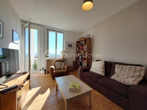 ✨ Appartement T3 souplex avec jardin et vue exceptionnelle à Royat ✨

Situé sur la commune prisée de Royat, à proximité immédiate de Clermont-Ferrand, venez découvrir ce charmant appartement T3 d’environ 51 m² + 12 M2, niché en rez-de-chaussée d’un immeuble des années 1950.

Dès l’entrée, vous serez séduit par une distribution fonctionnelle :

un salon lumineux,
une cuisine indépendante,
Une chambre confortable,
une salle d’eau avec WC.


À l’extérieur, les atouts sont rares et recherchés :
Pièce supplémentaire en souplex Servant de chambre actuellement ( 12 M2)
🌿 un jardin partagé pour profiter des beaux jours,
🌅 un balcon offrant une vue exceptionnelle,
🚗 une place de parking.

L’exposition Est-Ouest garantit une belle luminosité tout au long de la journée.

Le chauffage est au gaz ( chaudière de 2019) et le logement est classé DPE E .

L'électricité, les Huisseries et la façade de l'immeuble ont été rénovés en 2019- 2020.

💡 Un bien idéal aussi bien pour une résidence principale que pour un investissement, dans un secteur calme et recherché, à deux pas des commodités et des thermes.