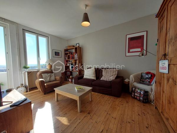 ✨ Appartement T3 souplex avec jardin et vue exceptionnelle à Royat ✨

Situé sur la commune prisée de Royat, à proximité immédiate de Clermont-Ferrand, venez découvrir ce charmant appartement T3 d’environ 51 m² + 12 M2, niché en rez-de-chaussée d’un immeuble des années 1950.

Dès l’entrée, vous serez séduit par une distribution fonctionnelle :

un salon lumineux,
une cuisine indépendante,
Une chambre confortable,
une salle d’eau avec WC.


À l’extérieur, les atouts sont rares et recherchés :
Pièce supplémentaire en souplex Servant de chambre actuellement ( 12 M2)
🌿 un jardin partagé pour profiter des beaux jours,
🌅 un balcon offrant une vue exceptionnelle,
🚗 une place de parking.

L’exposition Est-Ouest garantit une belle luminosité tout au long de la journée.

Le chauffage est au gaz ( chaudière de 2019) et le logement est classé DPE E .

L'électricité, les Huisseries et la façade de l'immeuble ont été rénovés en 2019- 2020.

💡 Un bien idéal aussi bien pour une résidence principale que pour un investissement, dans un secteur calme et recherché, à deux pas des commodités et des thermes.