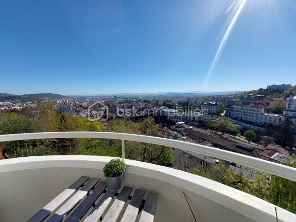 ✨ Appartement T3 souplex avec jardin et vue exceptionnelle à Royat ✨

Situé sur la commune prisée de Royat, à proximité immédiate de Clermont-Ferrand, venez découvrir ce charmant appartement T3 d’environ 51 m² + 12 M2, niché en rez-de-chaussée d’un immeuble des années 1950.

Dès l’entrée, vous serez séduit par une distribution fonctionnelle :

un salon lumineux,
une cuisine indépendante,
Une chambre confortable,
une salle d’eau avec WC.


À l’extérieur, les atouts sont rares et recherchés :
Pièce supplémentaire en souplex Servant de chambre actuellement ( 12 M2)
🌿 un jardin partagé pour profiter des beaux jours,
🌅 un balcon offrant une vue exceptionnelle,
🚗 une place de parking.

L’exposition Est-Ouest garantit une belle luminosité tout au long de la journée.

Le chauffage est au gaz ( chaudière de 2019) et le logement est classé DPE E .

L'électricité, les Huisseries et la façade de l'immeuble ont été rénovés en 2019- 2020.

💡 Un bien idéal aussi bien pour une résidence principale que pour un investissement, dans un secteur calme et recherché, à deux pas des commodités et des thermes.