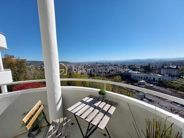 ✨ Appartement T3 souplex avec jardin et vue exceptionnelle à Royat ✨

Situé sur la commune prisée de Royat, à proximité immédiate de Clermont-Ferrand, venez découvrir ce charmant appartement T3 d’environ 51 m² + 12 M2, niché en rez-de-chaussée d’un immeuble des années 1950.

Dès l’entrée, vous serez séduit par une distribution fonctionnelle :

un salon lumineux,
une cuisine indépendante,
Une chambre confortable,
une salle d’eau avec WC.


À l’extérieur, les atouts sont rares et recherchés :
Pièce supplémentaire en souplex Servant de chambre actuellement ( 12 M2)
🌿 un jardin partagé pour profiter des beaux jours,
🌅 un balcon offrant une vue exceptionnelle,
🚗 une place de parking.

L’exposition Est-Ouest garantit une belle luminosité tout au long de la journée.

Le chauffage est au gaz ( chaudière de 2019) et le logement est classé DPE E .

L'électricité, les Huisseries et la façade de l'immeuble ont été rénovés en 2019- 2020.

💡 Un bien idéal aussi bien pour une résidence principale que pour un investissement, dans un secteur calme et recherché, à deux pas des commodités et des thermes.