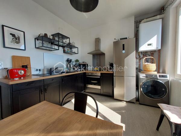 ✨ Appartement T3 souplex avec jardin et vue exceptionnelle à Royat ✨

Situé sur la commune prisée de Royat, à proximité immédiate de Clermont-Ferrand, venez découvrir ce charmant appartement T3 d’environ 51 m² + 12 M2, niché en rez-de-chaussée d’un immeuble des années 1950.

Dès l’entrée, vous serez séduit par une distribution fonctionnelle :

un salon lumineux,
une cuisine indépendante,
Une chambre confortable,
une salle d’eau avec WC.


À l’extérieur, les atouts sont rares et recherchés :
Pièce supplémentaire en souplex Servant de chambre actuellement ( 12 M2)
🌿 un jardin partagé pour profiter des beaux jours,
🌅 un balcon offrant une vue exceptionnelle,
🚗 une place de parking.

L’exposition Est-Ouest garantit une belle luminosité tout au long de la journée.

Le chauffage est au gaz ( chaudière de 2019) et le logement est classé DPE E .

L'électricité, les Huisseries et la façade de l'immeuble ont été rénovés en 2019- 2020.

💡 Un bien idéal aussi bien pour une résidence principale que pour un investissement, dans un secteur calme et recherché, à deux pas des commodités et des thermes.