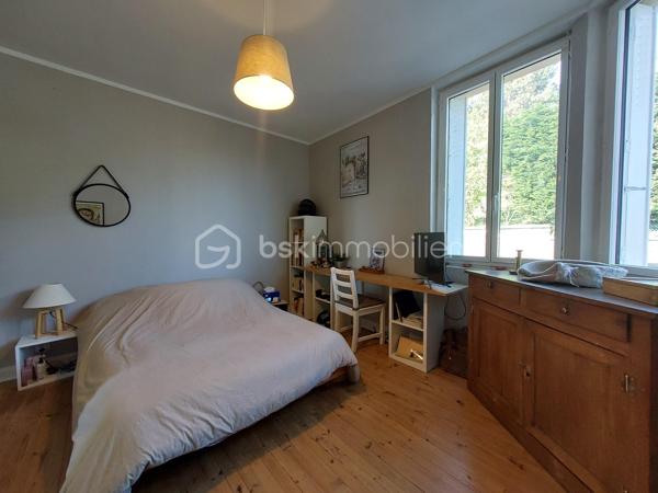 ✨ Appartement T3 souplex avec jardin et vue exceptionnelle à Royat ✨

Situé sur la commune prisée de Royat, à proximité immédiate de Clermont-Ferrand, venez découvrir ce charmant appartement T3 d’environ 51 m² + 12 M2, niché en rez-de-chaussée d’un immeuble des années 1950.

Dès l’entrée, vous serez séduit par une distribution fonctionnelle :

un salon lumineux,
une cuisine indépendante,
Une chambre confortable,
une salle d’eau avec WC.


À l’extérieur, les atouts sont rares et recherchés :
Pièce supplémentaire en souplex Servant de chambre actuellement ( 12 M2)
🌿 un jardin partagé pour profiter des beaux jours,
🌅 un balcon offrant une vue exceptionnelle,
🚗 une place de parking.

L’exposition Est-Ouest garantit une belle luminosité tout au long de la journée.

Le chauffage est au gaz ( chaudière de 2019) et le logement est classé DPE E .

L'électricité, les Huisseries et la façade de l'immeuble ont été rénovés en 2019- 2020.

💡 Un bien idéal aussi bien pour une résidence principale que pour un investissement, dans un secteur calme et recherché, à deux pas des commodités et des thermes.