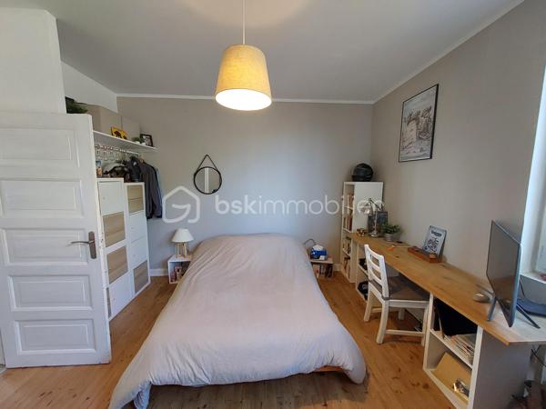 ✨ Appartement T3 souplex avec jardin et vue exceptionnelle à Royat ✨

Situé sur la commune prisée de Royat, à proximité immédiate de Clermont-Ferrand, venez découvrir ce charmant appartement T3 d’environ 51 m² + 12 M2, niché en rez-de-chaussée d’un immeuble des années 1950.

Dès l’entrée, vous serez séduit par une distribution fonctionnelle :

un salon lumineux,
une cuisine indépendante,
Une chambre confortable,
une salle d’eau avec WC.


À l’extérieur, les atouts sont rares et recherchés :
Pièce supplémentaire en souplex Servant de chambre actuellement ( 12 M2)
🌿 un jardin partagé pour profiter des beaux jours,
🌅 un balcon offrant une vue exceptionnelle,
🚗 une place de parking.

L’exposition Est-Ouest garantit une belle luminosité tout au long de la journée.

Le chauffage est au gaz ( chaudière de 2019) et le logement est classé DPE E .

L'électricité, les Huisseries et la façade de l'immeuble ont été rénovés en 2019- 2020.

💡 Un bien idéal aussi bien pour une résidence principale que pour un investissement, dans un secteur calme et recherché, à deux pas des commodités et des thermes.