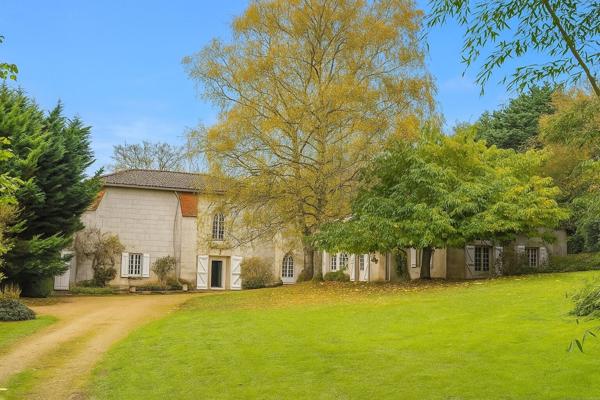 MAISON AVEC CHAPELLE - PISCINE