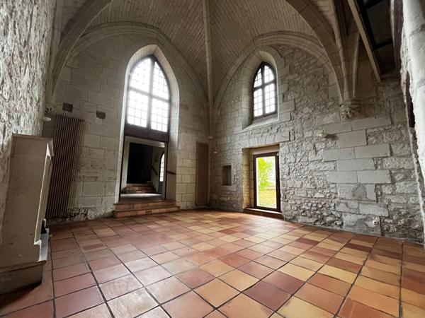 MAISON AVEC CHAPELLE - PISCINE