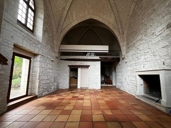 MAISON AVEC CHAPELLE - PISCINE