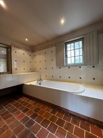 MAISON AVEC CHAPELLE - PISCINE