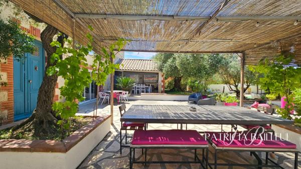 Ensemble immobilier avec maison de 300m²  - 5 gites et 2 piscines