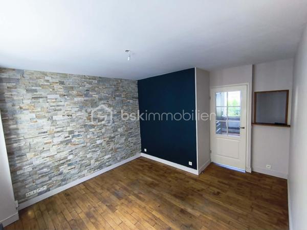 TOURS « GRAMMONT-LIBERTÉ »

Dans une petite copropriété (environ 10/12 propriétaires) avec de faibles charges (95 €/mois), je vous propose en exclusivité ce mignon T2 de 34 m² habitables.

Il se compose d'une cuisine aménagée, d'une chambre avec placard, d'un salon/séjour, d'une salle de douche et de WC. Le chauffage et le ballon d'eau chaude individuels sont électriques.

Situé au pied des commerces, à 5 minutes à pied du tramway/bus et à 15 minutes de l'autoroute A10. La rue est en sens unique, avec des places de stationnement gratuites des deux côtés de la chaussée. Au bout de cette rue, vous trouverez également un grand parking gratuit pour recevoir vos visiteurs.

Une cave et un grenier communs complètent ce bien.