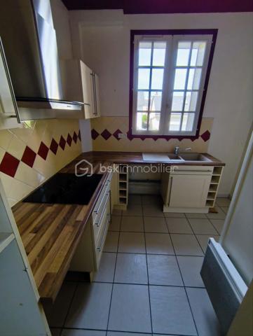 TOURS « GRAMMONT-LIBERTÉ »

Dans une petite copropriété (environ 10/12 propriétaires) avec de faibles charges (95 €/mois), je vous propose en exclusivité ce mignon T2 de 34 m² habitables.

Il se compose d'une cuisine aménagée, d'une chambre avec placard, d'un salon/séjour, d'une salle de douche et de WC. Le chauffage et le ballon d'eau chaude individuels sont électriques.

Situé au pied des commerces, à 5 minutes à pied du tramway/bus et à 15 minutes de l'autoroute A10. La rue est en sens unique, avec des places de stationnement gratuites des deux côtés de la chaussée. Au bout de cette rue, vous trouverez également un grand parking gratuit pour recevoir vos visiteurs.

Une cave et un grenier communs complètent ce bien.