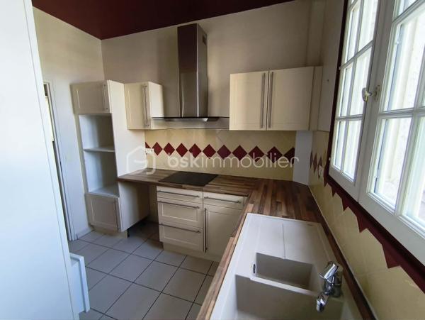 TOURS « GRAMMONT-LIBERTÉ »

Dans une petite copropriété (environ 10/12 propriétaires) avec de faibles charges (95 €/mois), je vous propose en exclusivité ce mignon T2 de 34 m² habitables.

Il se compose d'une cuisine aménagée, d'une chambre avec placard, d'un salon/séjour, d'une salle de douche et de WC. Le chauffage et le ballon d'eau chaude individuels sont électriques.

Situé au pied des commerces, à 5 minutes à pied du tramway/bus et à 15 minutes de l'autoroute A10. La rue est en sens unique, avec des places de stationnement gratuites des deux côtés de la chaussée. Au bout de cette rue, vous trouverez également un grand parking gratuit pour recevoir vos visiteurs.

Une cave et un grenier communs complètent ce bien.