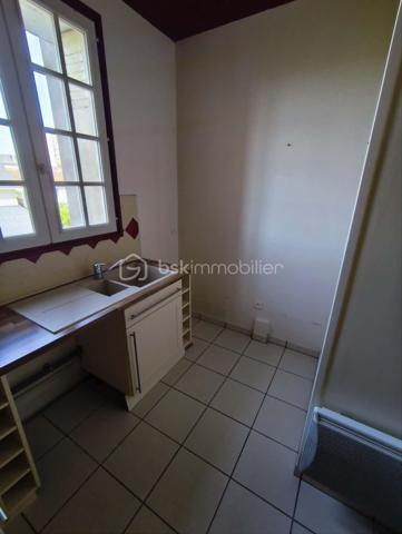 TOURS « GRAMMONT-LIBERTÉ »

Dans une petite copropriété (environ 10/12 propriétaires) avec de faibles charges (95 €/mois), je vous propose en exclusivité ce mignon T2 de 34 m² habitables.

Il se compose d'une cuisine aménagée, d'une chambre avec placard, d'un salon/séjour, d'une salle de douche et de WC. Le chauffage et le ballon d'eau chaude individuels sont électriques.

Situé au pied des commerces, à 5 minutes à pied du tramway/bus et à 15 minutes de l'autoroute A10. La rue est en sens unique, avec des places de stationnement gratuites des deux côtés de la chaussée. Au bout de cette rue, vous trouverez également un grand parking gratuit pour recevoir vos visiteurs.

Une cave et un grenier communs complètent ce bien.