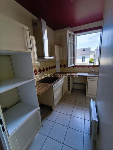 TOURS « GRAMMONT-LIBERTÉ »

Dans une petite copropriété (environ 10/12 propriétaires) avec de faibles charges (95 €/mois), je vous propose en exclusivité ce mignon T2 de 34 m² habitables.

Il se compose d'une cuisine aménagée, d'une chambre avec placard, d'un salon/séjour, d'une salle de douche et de WC. Le chauffage et le ballon d'eau chaude individuels sont électriques.

Situé au pied des commerces, à 5 minutes à pied du tramway/bus et à 15 minutes de l'autoroute A10. La rue est en sens unique, avec des places de stationnement gratuites des deux côtés de la chaussée. Au bout de cette rue, vous trouverez également un grand parking gratuit pour recevoir vos visiteurs.

Une cave et un grenier communs complètent ce bien.