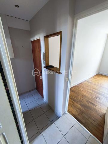 TOURS « GRAMMONT-LIBERTÉ »

Dans une petite copropriété (environ 10/12 propriétaires) avec de faibles charges (95 €/mois), je vous propose en exclusivité ce mignon T2 de 34 m² habitables.

Il se compose d'une cuisine aménagée, d'une chambre avec placard, d'un salon/séjour, d'une salle de douche et de WC. Le chauffage et le ballon d'eau chaude individuels sont électriques.

Situé au pied des commerces, à 5 minutes à pied du tramway/bus et à 15 minutes de l'autoroute A10. La rue est en sens unique, avec des places de stationnement gratuites des deux côtés de la chaussée. Au bout de cette rue, vous trouverez également un grand parking gratuit pour recevoir vos visiteurs.

Une cave et un grenier communs complètent ce bien.