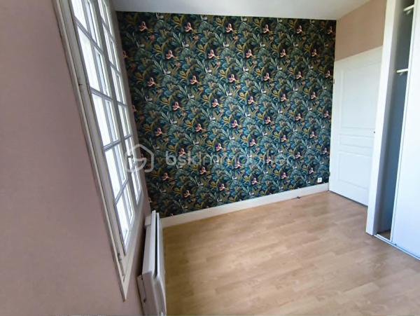 TOURS « GRAMMONT-LIBERTÉ »

Dans une petite copropriété (environ 10/12 propriétaires) avec de faibles charges (95 €/mois), je vous propose en exclusivité ce mignon T2 de 34 m² habitables.

Il se compose d'une cuisine aménagée, d'une chambre avec placard, d'un salon/séjour, d'une salle de douche et de WC. Le chauffage et le ballon d'eau chaude individuels sont électriques.

Situé au pied des commerces, à 5 minutes à pied du tramway/bus et à 15 minutes de l'autoroute A10. La rue est en sens unique, avec des places de stationnement gratuites des deux côtés de la chaussée. Au bout de cette rue, vous trouverez également un grand parking gratuit pour recevoir vos visiteurs.

Une cave et un grenier communs complètent ce bien.