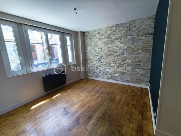 TOURS « GRAMMONT-LIBERTÉ »

Dans une petite copropriété (environ 10/12 propriétaires) avec de faibles charges (95 €/mois), je vous propose en exclusivité ce mignon T2 de 34 m² habitables.

Il se compose d'une cuisine aménagée, d'une chambre avec placard, d'un salon/séjour, d'une salle de douche et de WC. Le chauffage et le ballon d'eau chaude individuels sont électriques.

Situé au pied des commerces, à 5 minutes à pied du tramway/bus et à 15 minutes de l'autoroute A10. La rue est en sens unique, avec des places de stationnement gratuites des deux côtés de la chaussée. Au bout de cette rue, vous trouverez également un grand parking gratuit pour recevoir vos visiteurs.

Une cave et un grenier communs complètent ce bien.