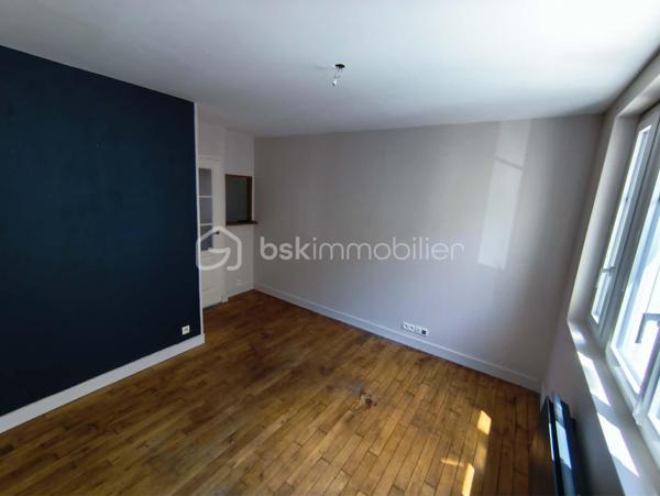 TOURS « GRAMMONT-LIBERTÉ »

Dans une petite copropriété (environ 10/12 propriétaires) avec de faibles charges (95 €/mois), je vous propose en exclusivité ce mignon T2 de 34 m² habitables.

Il se compose d'une cuisine aménagée, d'une chambre avec placard, d'un salon/séjour, d'une salle de douche et de WC. Le chauffage et le ballon d'eau chaude individuels sont électriques.

Situé au pied des commerces, à 5 minutes à pied du tramway/bus et à 15 minutes de l'autoroute A10. La rue est en sens unique, avec des places de stationnement gratuites des deux côtés de la chaussée. Au bout de cette rue, vous trouverez également un grand parking gratuit pour recevoir vos visiteurs.

Une cave et un grenier communs complètent ce bien.