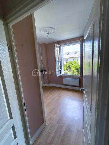 TOURS « GRAMMONT-LIBERTÉ »

Dans une petite copropriété (environ 10/12 propriétaires) avec de faibles charges (95 €/mois), je vous propose en exclusivité ce mignon T2 de 34 m² habitables.

Il se compose d'une cuisine aménagée, d'une chambre avec placard, d'un salon/séjour, d'une salle de douche et de WC. Le chauffage et le ballon d'eau chaude individuels sont électriques.

Situé au pied des commerces, à 5 minutes à pied du tramway/bus et à 15 minutes de l'autoroute A10. La rue est en sens unique, avec des places de stationnement gratuites des deux côtés de la chaussée. Au bout de cette rue, vous trouverez également un grand parking gratuit pour recevoir vos visiteurs.

Une cave et un grenier communs complètent ce bien.