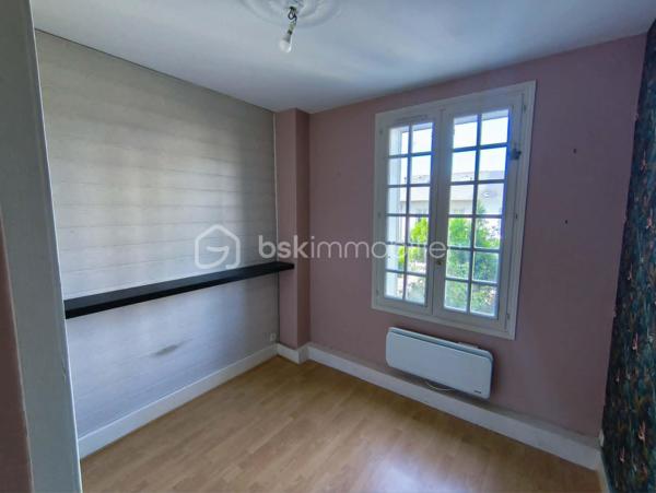 TOURS « GRAMMONT-LIBERTÉ »

Dans une petite copropriété (environ 10/12 propriétaires) avec de faibles charges (95 €/mois), je vous propose en exclusivité ce mignon T2 de 34 m² habitables.

Il se compose d'une cuisine aménagée, d'une chambre avec placard, d'un salon/séjour, d'une salle de douche et de WC. Le chauffage et le ballon d'eau chaude individuels sont électriques.

Situé au pied des commerces, à 5 minutes à pied du tramway/bus et à 15 minutes de l'autoroute A10. La rue est en sens unique, avec des places de stationnement gratuites des deux côtés de la chaussée. Au bout de cette rue, vous trouverez également un grand parking gratuit pour recevoir vos visiteurs.

Une cave et un grenier communs complètent ce bien.
