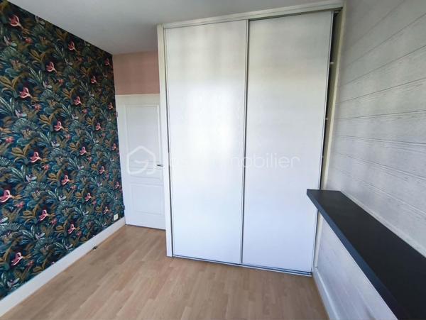TOURS « GRAMMONT-LIBERTÉ »

Dans une petite copropriété (environ 10/12 propriétaires) avec de faibles charges (95 €/mois), je vous propose en exclusivité ce mignon T2 de 34 m² habitables.

Il se compose d'une cuisine aménagée, d'une chambre avec placard, d'un salon/séjour, d'une salle de douche et de WC. Le chauffage et le ballon d'eau chaude individuels sont électriques.

Situé au pied des commerces, à 5 minutes à pied du tramway/bus et à 15 minutes de l'autoroute A10. La rue est en sens unique, avec des places de stationnement gratuites des deux côtés de la chaussée. Au bout de cette rue, vous trouverez également un grand parking gratuit pour recevoir vos visiteurs.

Une cave et un grenier communs complètent ce bien.