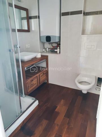 TOURS « GRAMMONT-LIBERTÉ »

Dans une petite copropriété (environ 10/12 propriétaires) avec de faibles charges (95 €/mois), je vous propose en exclusivité ce mignon T2 de 34 m² habitables.

Il se compose d'une cuisine aménagée, d'une chambre avec placard, d'un salon/séjour, d'une salle de douche et de WC. Le chauffage et le ballon d'eau chaude individuels sont électriques.

Situé au pied des commerces, à 5 minutes à pied du tramway/bus et à 15 minutes de l'autoroute A10. La rue est en sens unique, avec des places de stationnement gratuites des deux côtés de la chaussée. Au bout de cette rue, vous trouverez également un grand parking gratuit pour recevoir vos visiteurs.

Une cave et un grenier communs complètent ce bien.