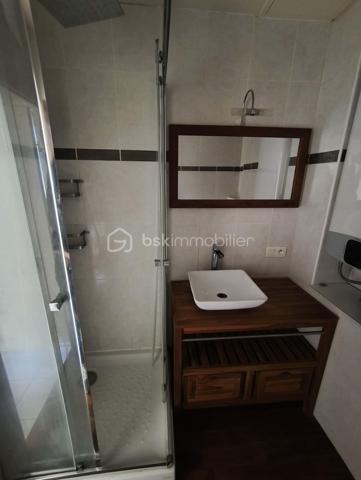 TOURS « GRAMMONT-LIBERTÉ »

Dans une petite copropriété (environ 10/12 propriétaires) avec de faibles charges (95 €/mois), je vous propose en exclusivité ce mignon T2 de 34 m² habitables.

Il se compose d'une cuisine aménagée, d'une chambre avec placard, d'un salon/séjour, d'une salle de douche et de WC. Le chauffage et le ballon d'eau chaude individuels sont électriques.

Situé au pied des commerces, à 5 minutes à pied du tramway/bus et à 15 minutes de l'autoroute A10. La rue est en sens unique, avec des places de stationnement gratuites des deux côtés de la chaussée. Au bout de cette rue, vous trouverez également un grand parking gratuit pour recevoir vos visiteurs.

Une cave et un grenier communs complètent ce bien.