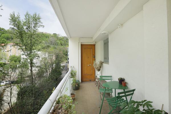 Appartement 5 pièces 102 m2 avec balcon et cave