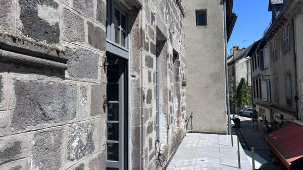 INVESTISSEURS Nord Aveyron : Hôtel particulier du XVIIe siècle à réinventer Potentiel 360 m² Mur de barrez