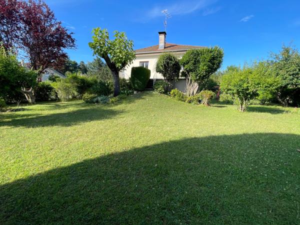 Maison F6 sur sous sol, terrasse, terrain, garage et parking