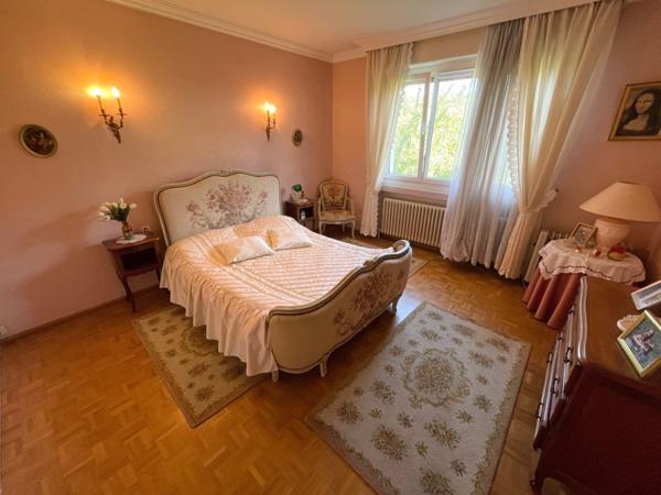 Maison F6 sur sous sol, terrasse, terrain, garage et parking