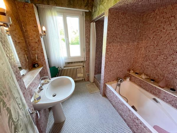 Maison F6 sur sous sol, terrasse, terrain, garage et parking