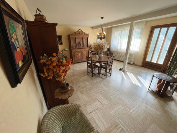 Maison F6 sur sous sol, terrasse, terrain, garage et parking