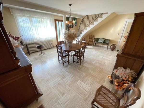 Maison F6 sur sous sol, terrasse, terrain, garage et parking