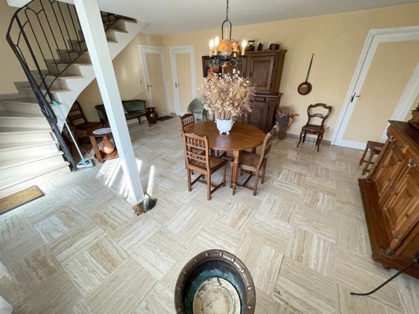 Maison F6 sur sous sol, terrasse, terrain, garage et parking