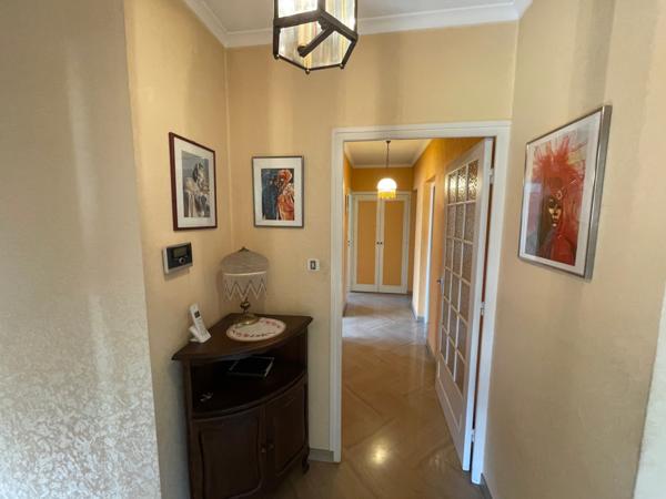 Maison F6 sur sous sol, terrasse, terrain, garage et parking