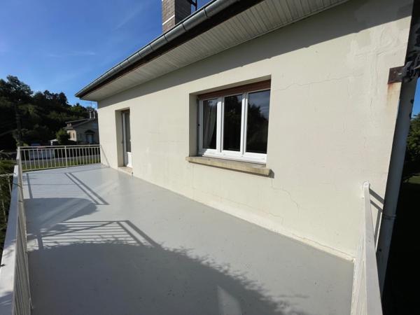 Maison F6 sur sous sol, terrasse, terrain, garage et parking