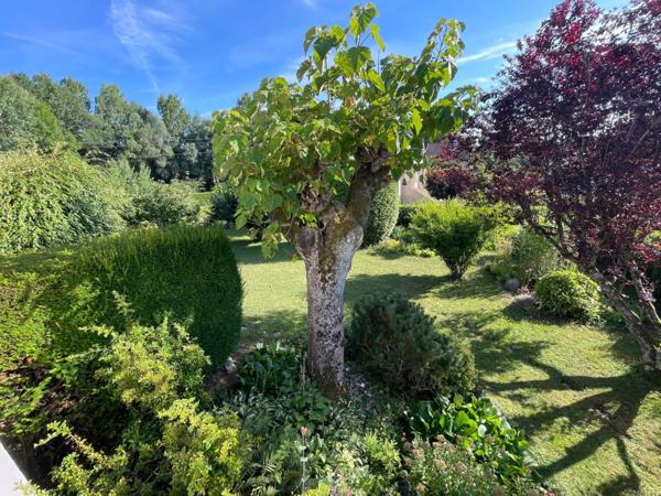 Maison F6 sur sous sol, terrasse, terrain, garage et parking