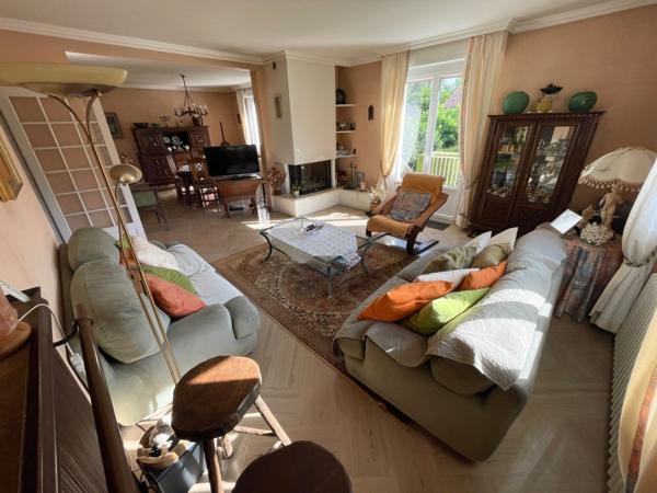 Maison F6 sur sous sol, terrasse, terrain, garage et parking