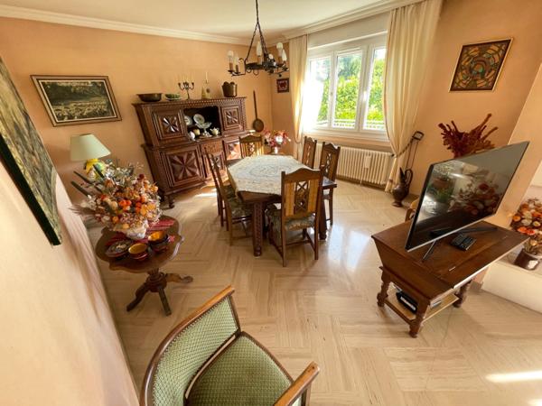 Maison F6 sur sous sol, terrasse, terrain, garage et parking