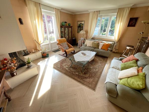 Maison F6 sur sous sol, terrasse, terrain, garage et parking