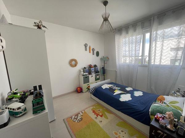 St Joseph de Porterie - Superbe appartement avec terrasses s'ouvrant sur la verdure. Cuisine ouverte A&E, trois vraies chambres. Ascenseur et garage en sous sol.