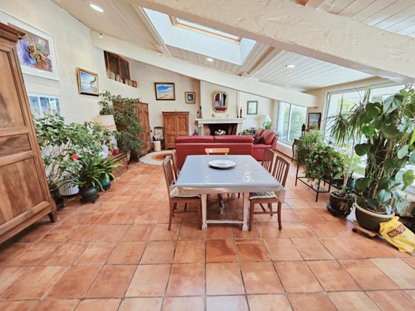 T8 235 m² en pierre lumineuse- Au calme- DPE C