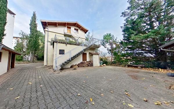 Immeuble à vendre    7 pièces • 246 m2 Lyon 9