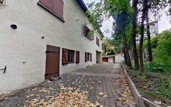 Immeuble à vendre    7 pièces • 246 m2 Lyon 9