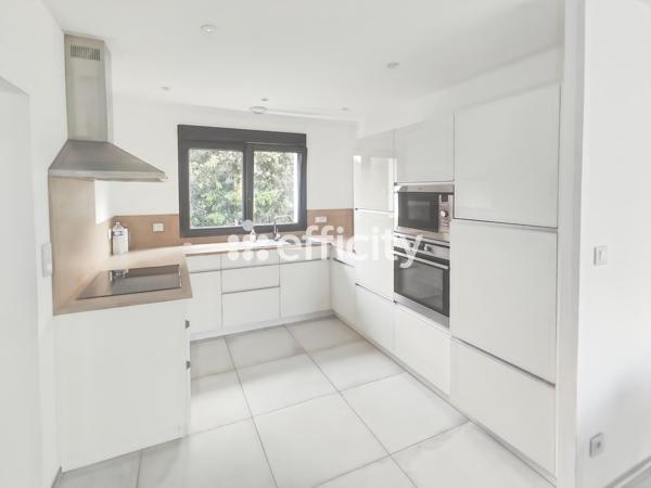 Maison
         5 pièces
        - 107 m²