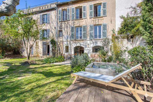 Demeure de caractère et son grand jardin arboré en coeur de centre historique
