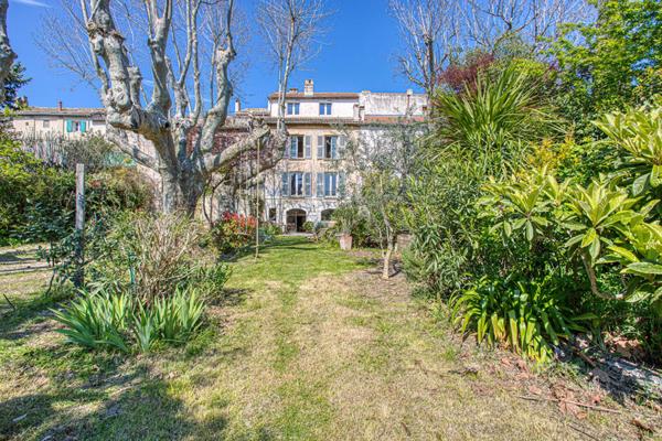 Demeure de caractère et son grand jardin arboré en coeur de centre historique