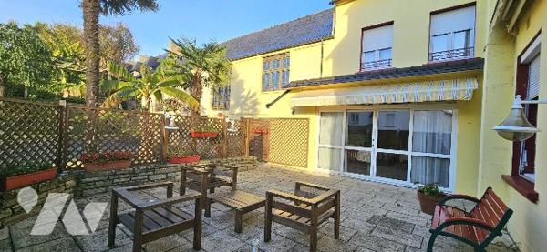 MURS COMMERCIAUX : Ensemble immobilier à 2kms des plages et 200m des commerces